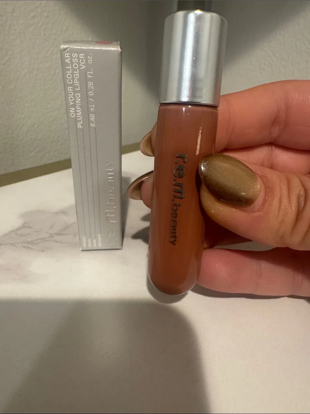 R.E.M Beauty On your Collar Lip Plumping Gloss